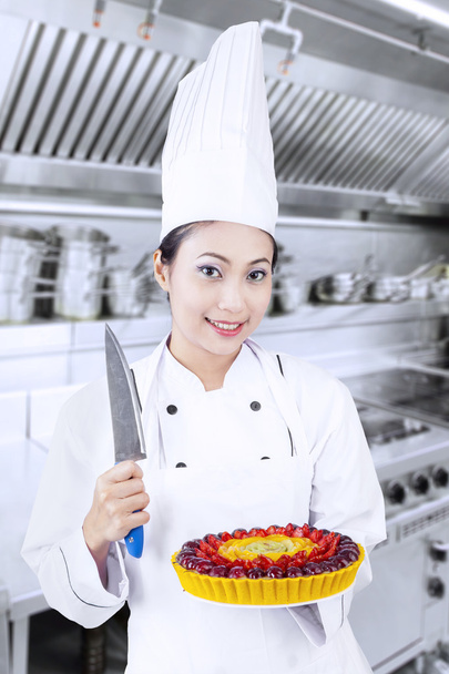 Chef holds knife and dessert - Фото, зображення