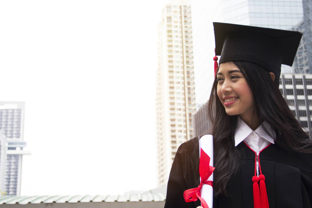 Piękny absolwentów absolwentów Kobieta uśmiech i są szczęśliwi po ukończeniu studiów. - Zdjęcie, obraz