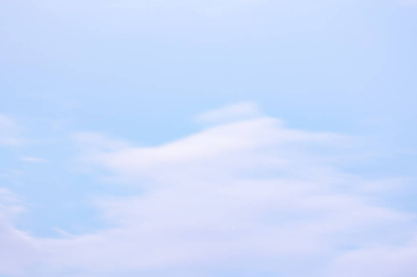 Jasné modré nebe s plain white cloud s prostorem pro text. - Fotografie, Obrázek