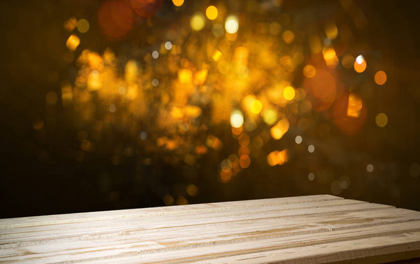 Άδειο ξύλινο τραπέζι και θολή καφέ φόντο, ΕΜΦΑΝΙΣΗ ΠΡΟΪΟΝΤΩΝ - Φωτογραφία, εικόνα