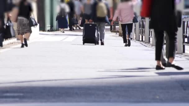 Тийода-Оотемачи Токио / Япония - 10.08.2018: Это ходячие люди в деловом городе. камера: Canon EOS 5D mark4
 - Кадры, видео