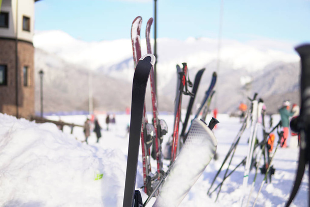 Esquís alpinos y tablas de snowboard en la estación de esquí de nieve vacaciones
 - Foto, imagen