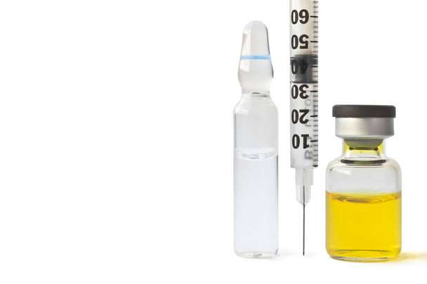 Aiguille de seringue, liquide jaune dans une ampoule, arrangé résumé sur blanc. Santé, traitement, choix, concept de mode de vie sain. - Photo, image
