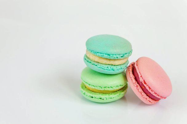 Makea manteli värikäs vaaleanpunainen, sininen, vihreä makaroni tai makaroni jälkiruoka kakku eristetty valkoisella pohjalla. Ranskalaisia makeita keksejä. Minimaalinen ruoka leipomo käsite. Kopioi tila
 - Valokuva, kuva
