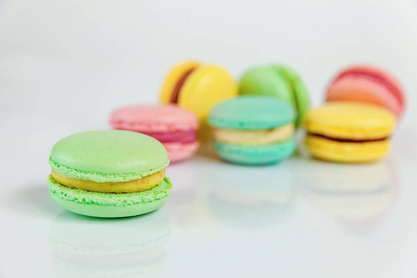 Sladký mandlový barevné modré, růžové, žluté, zelené macaron nebo makronky dezert dort izolovaných na bílém pozadí. Francouzská sladká cookie. Minimální jídlo koncept pekárny. Kopírovat prostor - Fotografie, Obrázek