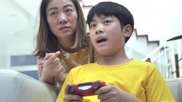 Matka i syn gry wideo gra w domu together.4k Slow motion - Materiał filmowy, wideo
