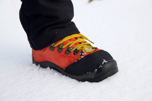 Detailní záběr turistických bot ve sněhu. - Fotografie, Obrázek