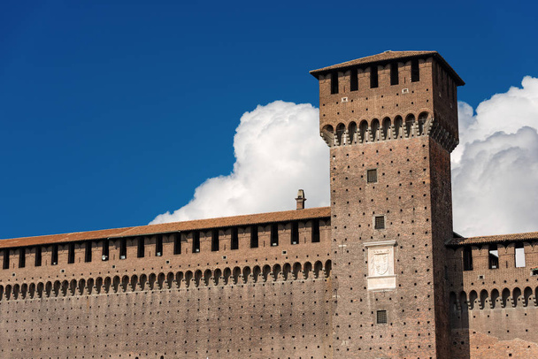 Castelo de Sforza XV (Castello Sforzesco) em Milão, Lombardia, Itália com Torre de Bona (Torre di Bona di Savoia 1476
) - Foto, Imagem