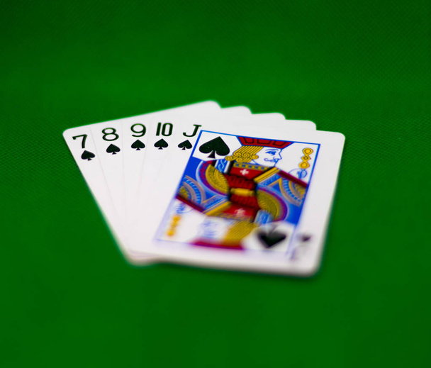 Poker ruce: Straight Flush - pět karet stejné barvy v pořadí po sobě jdoucích. - Fotografie, Obrázek