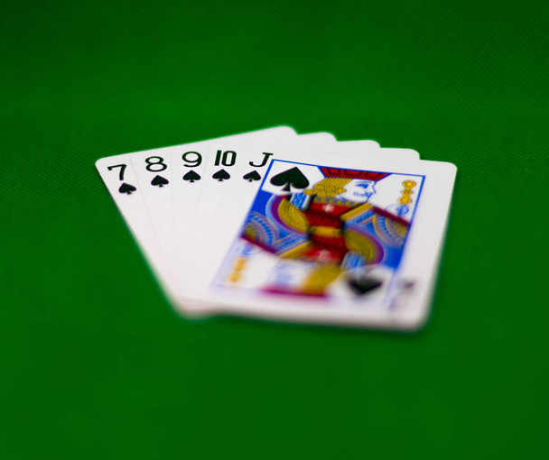 Manos de póquer: Escalera - Cinco cartas del mismo palo en el ranking consecutivo
. - Foto, imagen