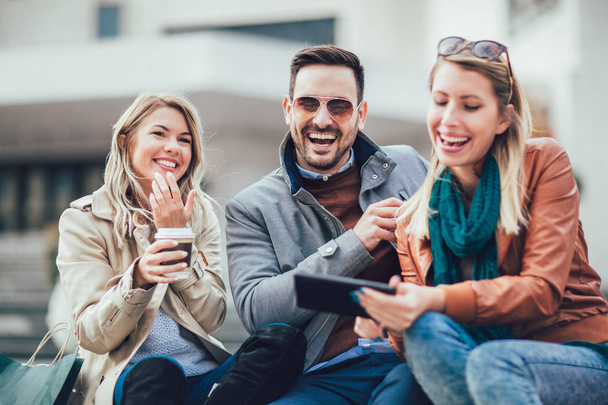 Grupo de amigos sorridentes com tablet digital ao ar livre
 - Foto, Imagem