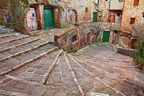 Pitigliano, Grosseto, Toscana, Itália: pitoresca escadaria antiga na cidade medieval fundada na época etrusca
 - Foto, Imagem