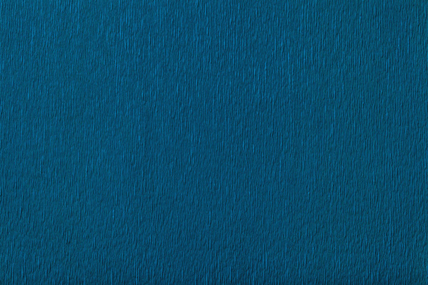Texturních tmavě modré pozadí vlnité vlnitého papíru, closeup. Struktura zmuchlaný krepový tmavá džínovina lepenkové makra. - Fotografie, Obrázek