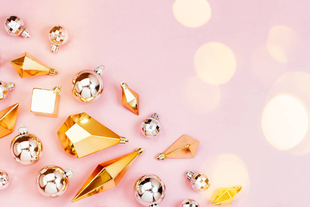 Мода Рождественский фон с блестящими серебряными шариками и золотыми кристаллами. Плоский, вид сверху
 - Фото, изображение