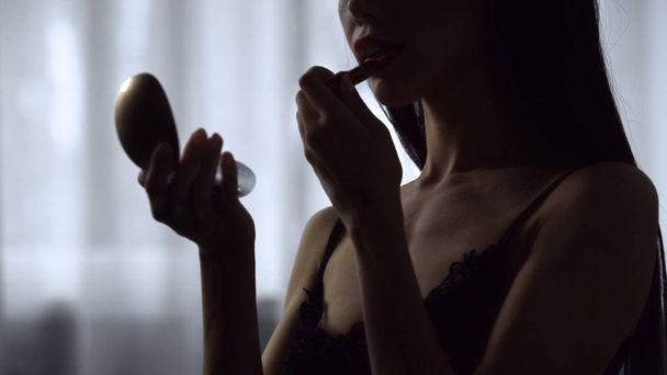 Szenvedélyes női fehérnemű egy éjszakára ki a tükör előtt készül - Fotó, kép