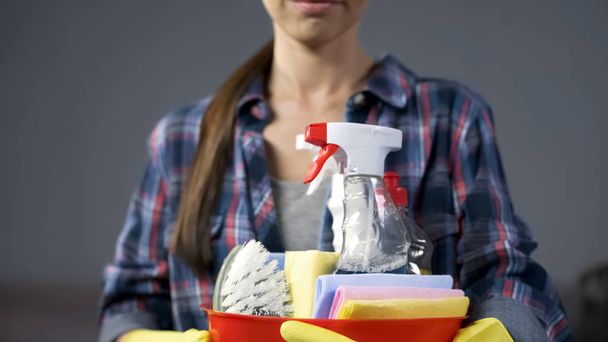 Housewife showing cleaning products, preparing for housekeeping, room service - Foto, Bild
