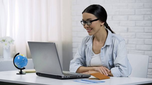 Woman easily drawing up credit online, using laptop, payday loans and banking - Foto, immagini