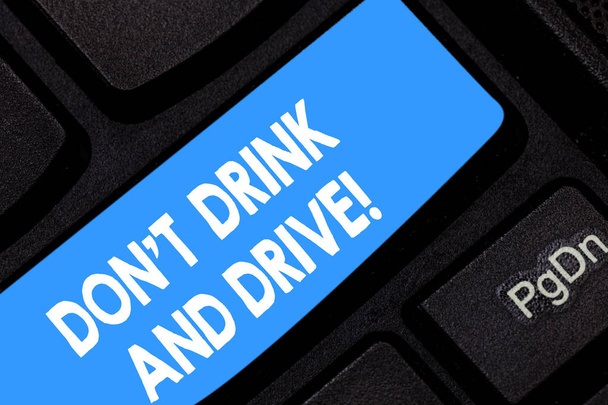 Word tekst intoetsen Don T drinken en rijden. Businessconcept voor neem niet alcoholische dranken als u rijdt toets op het toetsenbord te willen maken van computer bericht op idee van het toetsenbord te drukken. - Foto, afbeelding