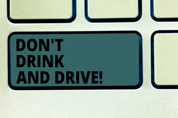 Texte d'écriture de mot Don T Drink And Drive. Concept d'entreprise pour Ne prenez pas de boissons alcoolisées si vous conduisez Clé de clavier Intention de créer un message informatique appuyant sur l'idée du clavier
. - Photo, image