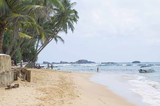 Rest on the coast of the Indian Ocean in Sri Lanka - Photo, image