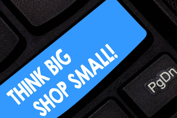Текст для написания слов Think Big Shop Small. Бизнес-концепция для Не покупайте слишком аналитические вещи, чтобы сохранить для своих целей Клавиатурная клавиша для создания компьютерного сообщения нажатия на клавиатуру Идея клавиатуры
. - Фото, изображение
