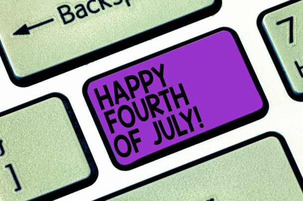 Tekst bord Happy Fourth Of July tonen. Conceptuele foto viering van de dag van de onafhankelijkheid van de Verenigde Staten van Amerika toets op het toetsenbord te willen maken van computer bericht op idee van het toetsenbord te drukken. - Foto, afbeelding