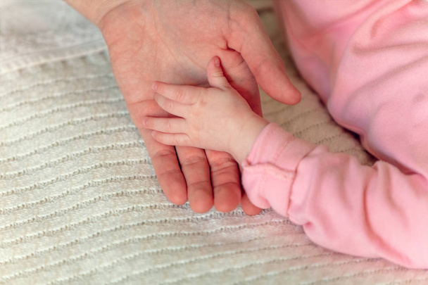 Νεογέννητο μωρό να αγγίξει το χέρι του πατέρα του - Φωτογραφία, εικόνα