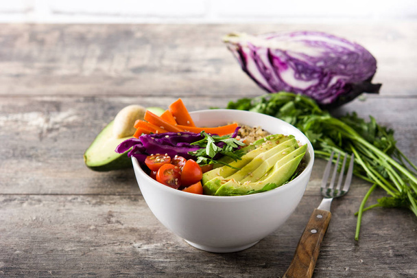 Vegan Buda kase taze çiğ sebze ve ahşap masa üzerinde quinoa ile.  - Fotoğraf, Görsel