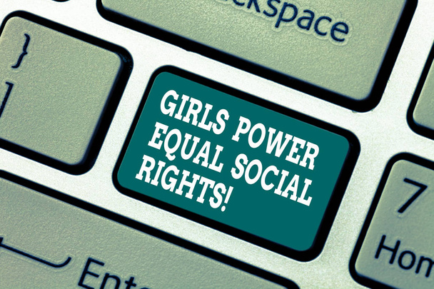 Schrijven van notitie weergegeven: Girls Power gelijke sociale rechten. Zakelijke foto presentatie van feminisme mannen en vrouwen gelijke kansen toets op het toetsenbord te willen maken van computer bericht op idee van het toetsenbord te drukken. - Foto, afbeelding