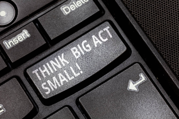 Texto manuscrito Think Big Act Small. Concepto significado Haga pequeños pasos para alcanzar lentamente sus objetivos más grandes Teclado clave Intención de crear mensaje de computadora presionando el teclado idea
. - Foto, imagen