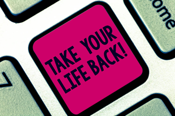 Письменный текст Take Your Life Back. Имеют сбалансированную мотивацию образа жизни, чтобы продолжать идти клавиши клавиатуры Намерение создать компьютерные сообщения нажатием клавиатуры идея
. - Фото, изображение
