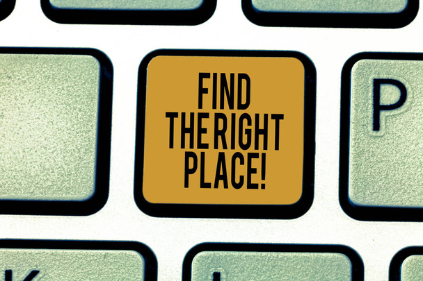 Schrijven van notitie weergegeven: The Right Place vinden. Zakelijke foto presentatie van zoeken naar de ideale locatie om iets te doen toetsenbord toets voornemen om computer bericht te drukken toetsenblok idee te maken. - Foto, afbeelding