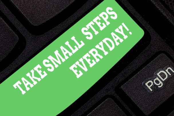 Текст написания слов Take Small Steps Everyday. Бизнес-концепция "Шаг за шагом" позволяет достичь всех поставленных целей с помощью клавиатурной клавиши для создания компьютерной идеи нажатия клавиатуры.
. - Фото, изображение
