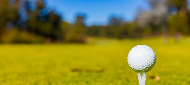 Makro Lähikuva Golf Ball on Tee golfkentällä
 - Valokuva, kuva