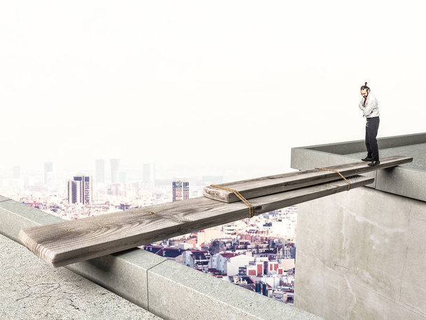 бізнесмен дивиться імпровізований міст, і він думає, що робити
 - Фото, зображення