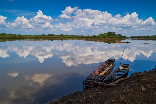 idyllischer See mit Spiegelung, Landschaft mit Fischerbooten - Foto, Bild