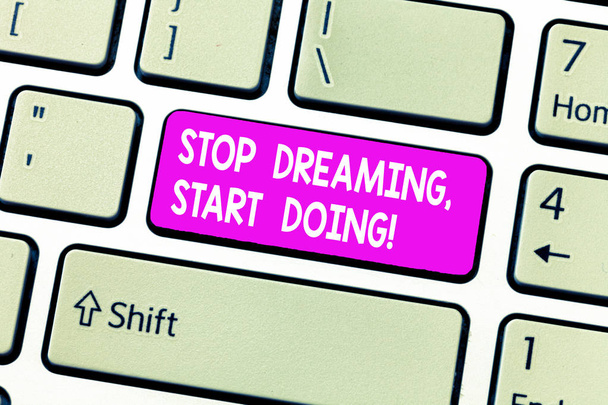 Handgeschreven tekst Stop Dreaming Start doen. Begrip betekenis je dromen in daden omgezet materialiseren het toets op het toetsenbord te willen maken van computer bericht, op idee van het toetsenbord te drukken. - Foto, afbeelding