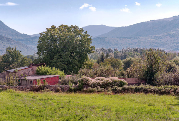 Сельская деревня в Жироне в горах Пиренеев
 - Фото, изображение
