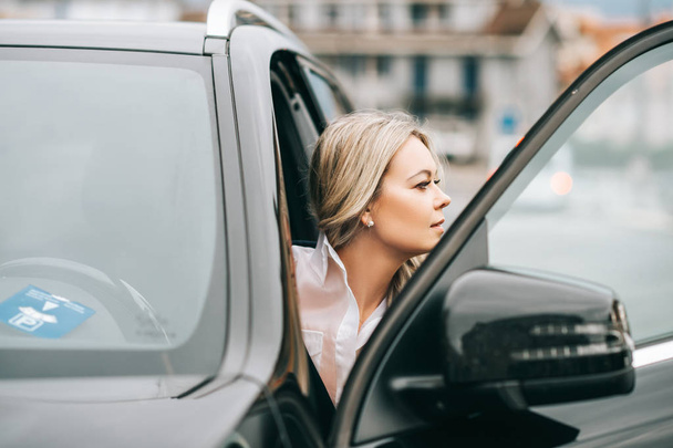 Arabadan duran güzel kadın - Fotoğraf, Görsel