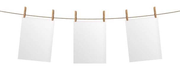 Hoja de papel vacía colgada en la cuerda, aislada sobre fondo blanco, maqueta para su proyecto, plantilla de póster
 - Foto, imagen