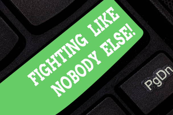 Word のテキストを書く他誰ものような戦い。競争のキーボードのキーのキーパッドのアイデアを押すとコンピューターのメッセージを作成する意図を獲得する動機あなたの権利のための戦いのためのビジネス コンセプト. - 写真・画像