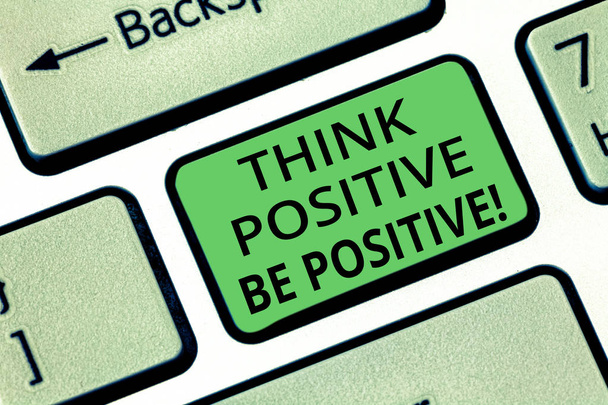 Handgeschreven tekst denk positief worden positief. Concept, wat betekent dat altijd motivatie houding positivisme toets op het toetsenbord te willen maken van computer bericht op idee van het toetsenbord te drukken. - Foto, afbeelding