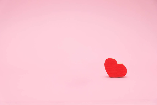 Valentines Day background with red wood heart on pink background. February 14 greeting card. - Fotoğraf, Görsel
