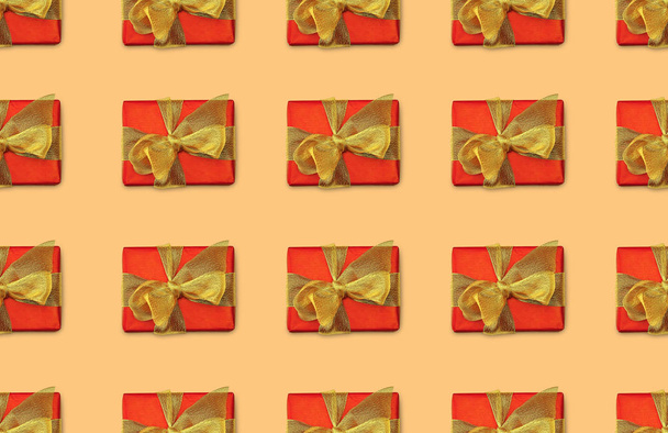 бесшовный фон с рождественскими подарками с золотыми луками
 - Фото, изображение