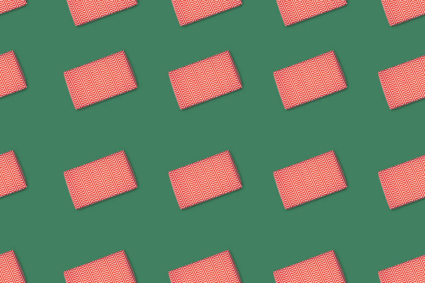 Vista superior de presentes embrulhados vermelhos isolados no fundo verde
  - Foto, Imagem