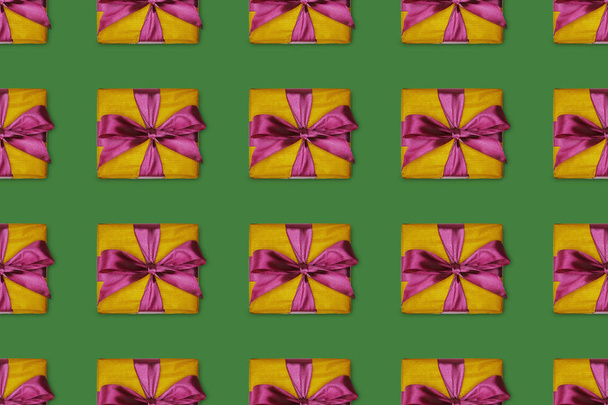 seamless background with christmas gifts with purple bows - Φωτογραφία, εικόνα
