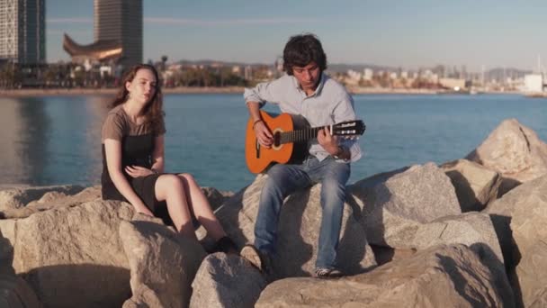 Coverband několik hudebníků hrát na akustickou kytaru a zpívat v blízkosti pláže - Záběry, video