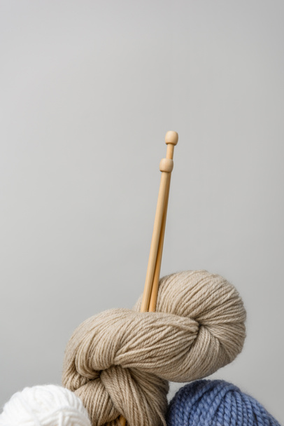 vue rapprochée des pinces à tricoter avec des aiguilles à tricoter sur fond gris
 - Photo, image