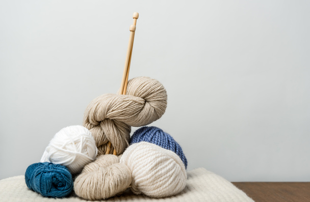 vue rapprochée des pinces à tricoter avec des aiguilles à tricoter sur fond gris
 - Photo, image