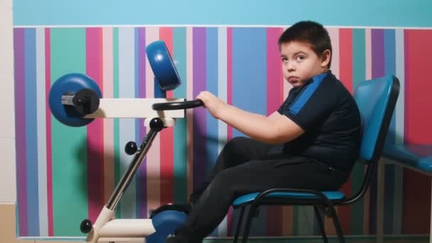 Clínica médica. Uma ocupação com criança com paralisia cerebral. Evolução da mobilidade
 - Filmagem, Vídeo
